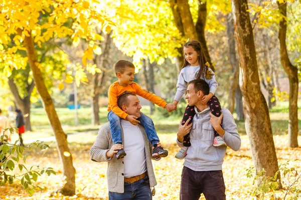 Apák Gyerekekkel Őszi Parkban — Stock Fotó