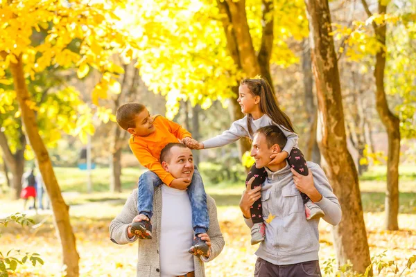 Vaders Met Kinderen Herfstpark — Stockfoto
