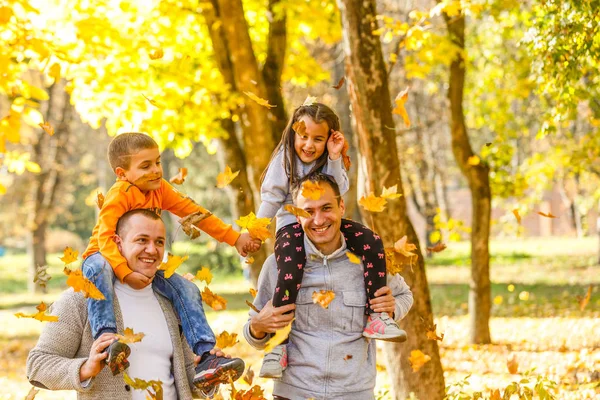 Sonbahar Parkında Iki Çocuklu Bir Aile — Stok fotoğraf