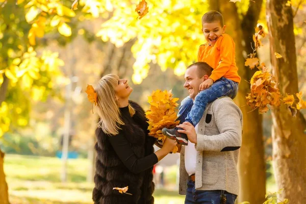 Szczęśliwą Rodzinę Parku Jesieni — Zdjęcie stockowe