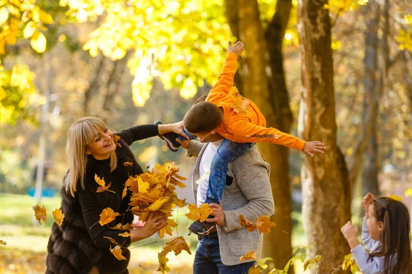 Семья Двумя Детьми Осеннем Парке — стоковое фото