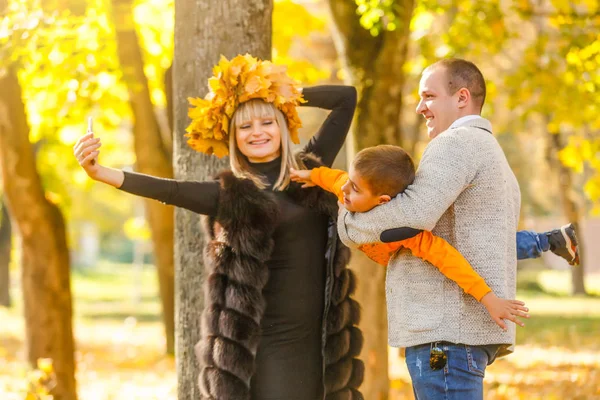 Glückliche Familie Herbst Park — Stockfoto