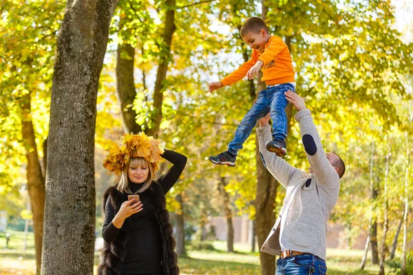 Счастливая Семья Парке Осенью — стоковое фото