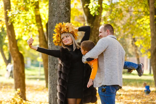 Glückliche Familie Herbst Park — Stockfoto