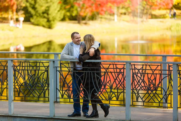 Giovane Donna Uomo Piedi Nel Parco Della Città Autunno — Foto Stock