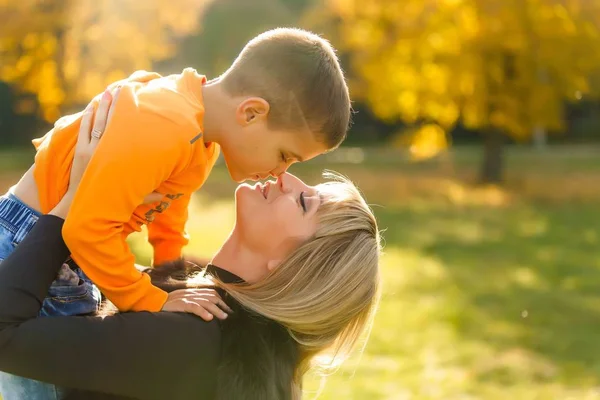Mother Son Playing Park — Stock Photo, Image