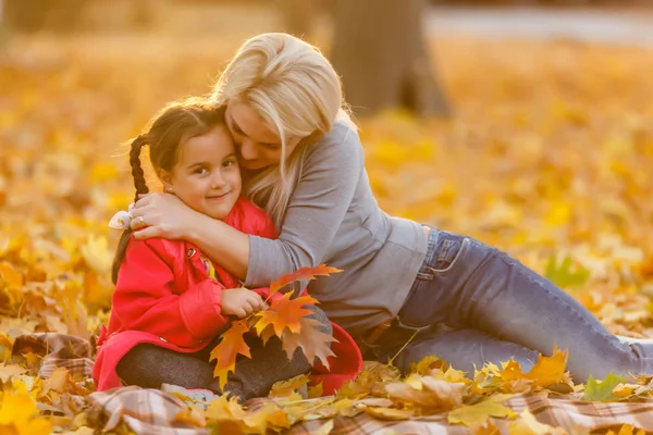 Madre Con Figlioletta Parco Autunnale — Foto Stock