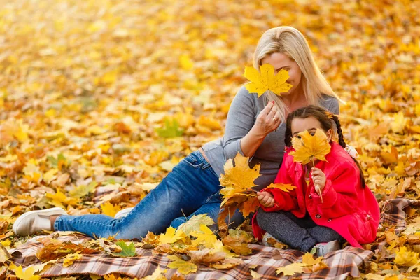 Madre Con Figlioletta Parco Autunnale — Foto Stock