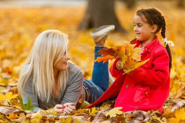 Madre Con Figlioletta Parco Autunnale — Foto Stock