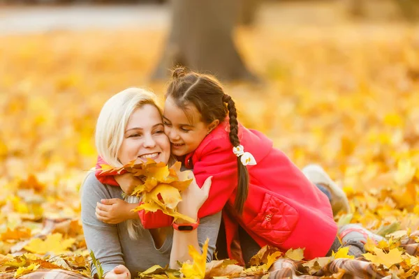 Mor Med Liten Dotter Höstpark — Stockfoto