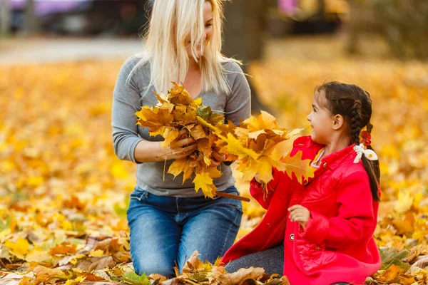 Madre Con Figlioletta Parco Autunnale — Foto Stock