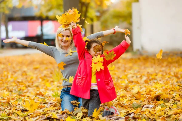 Madre Con Figlioletta Parco Autunnale — Foto Stock