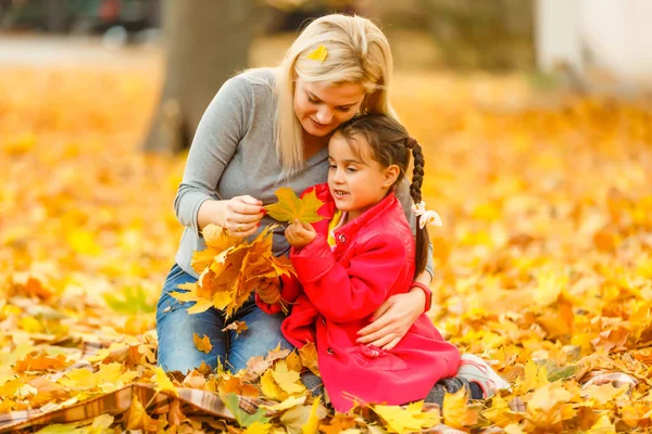 Madre Con Figlioletta Parco Autunnale — Foto Stock