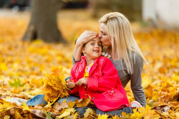 Madre Con Figlioletta Parco Autunnale — Foto Stock