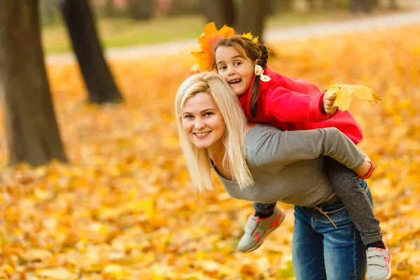 娘の秋の公園を持つ母親 — ストック写真