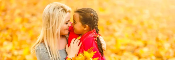 Mutter Mit Kleiner Tochter Herbstpark — Stockfoto