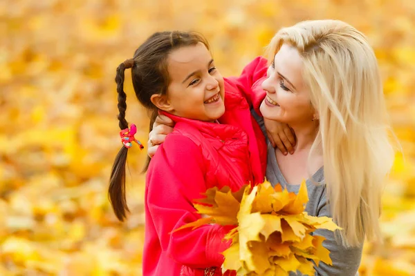 Mother Little Daughter Autumn Park — Stock Photo, Image