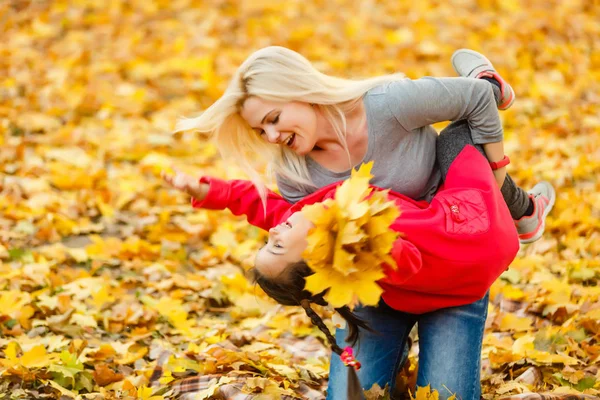 Mãe Com Pouco Parque Outono Filha — Fotografia de Stock