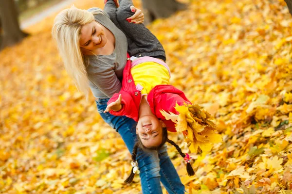 Madre Con Figlioletta Parco Autunnale — Foto Stock