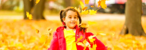 Маленький Ребенок Играющий Листьях — стоковое фото