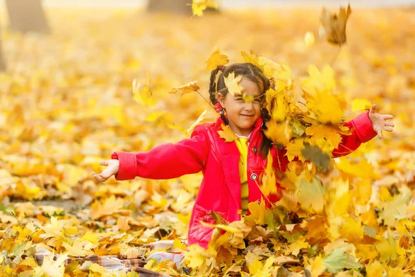 Маленький Ребенок Играющий Листьях — стоковое фото