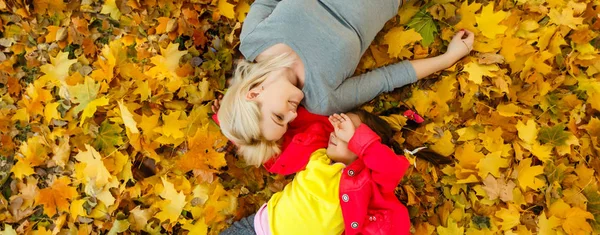 秋の黄色い公園の母と娘 — ストック写真