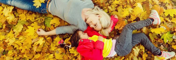 Madre Figlia Nel Parco Giallo Autunnale — Foto Stock