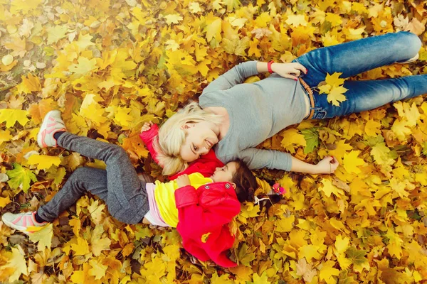 Mother Daughter Autumn Yellow Park — Stock Photo, Image