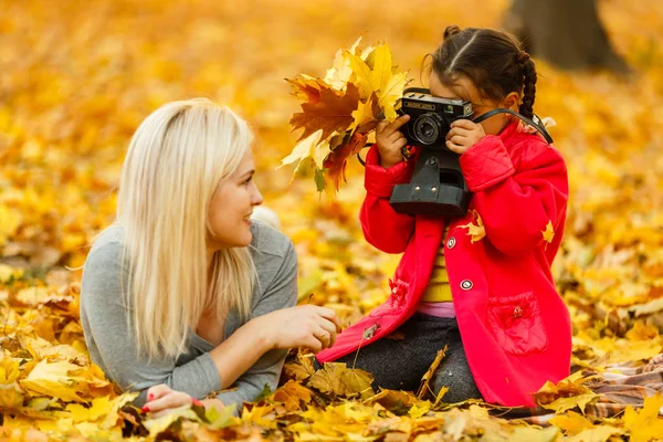 Matka Dcera Podzimním Parku — Stock fotografie