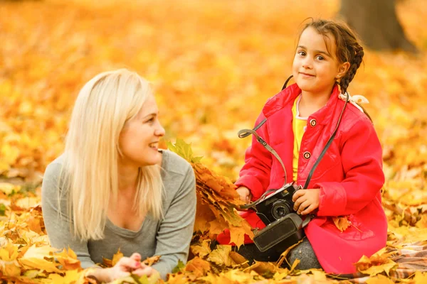 Roztomilá rodinka na procházce v podzimním parku. Matka s dceruškou — Stock fotografie