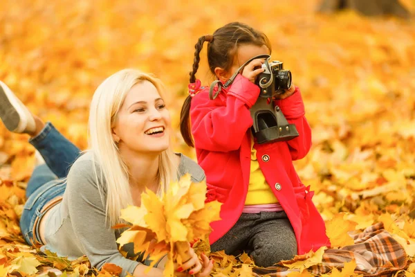 Família bonito andando em um parque de outono. Mãe com filha pequena — Fotografia de Stock