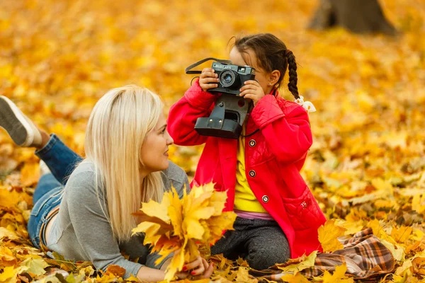 Matka Dcera Podzimním Parku — Stock fotografie