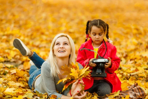 Matka s malou dcerou podzimní park. — Stock fotografie