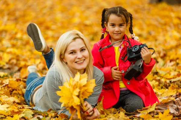 Madre Figlia Nel Parco Autunnale — Foto Stock