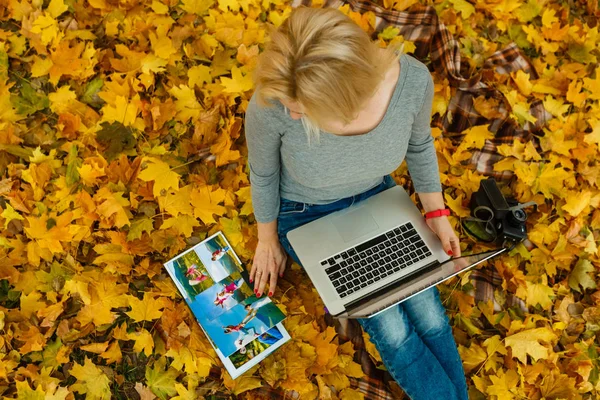 Kvinna Höstparken Med Laptop Och Fotoalbum — Stockfoto