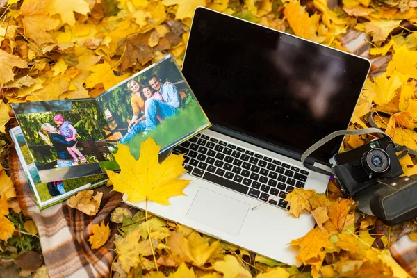 Photobook Autumn Leaves Laptop — Stock Photo, Image