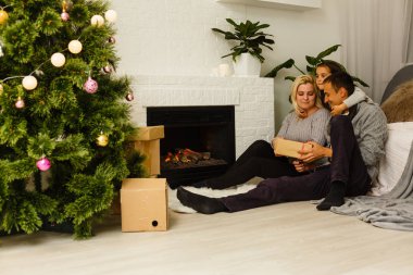 Mutlu aile evde kutlama Noel