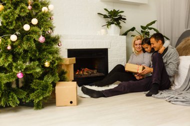 Mutlu aile evde kutlama Noel