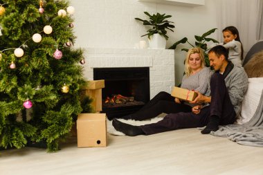Mutlu aile evde kutlama Noel
