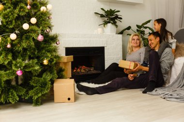 Mutlu aile evde kutlama Noel