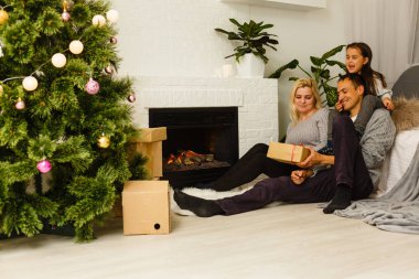 Mutlu aile evde kutlama Noel