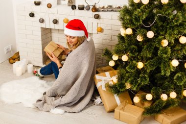 Noel zamanı evde güzel bir kadın