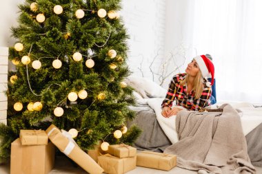 Noel zamanı evde güzel bir kadın