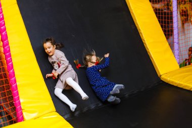 Çocuk renkli trambolinde atlıyor. Çocuklar için etkinlik ve oyun merkezi 