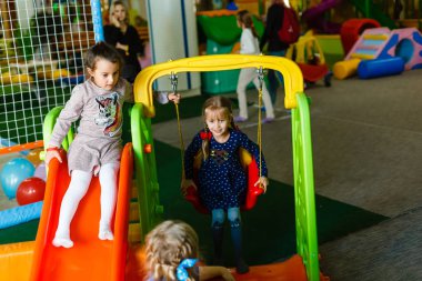 Çocuk renkli trambolinde atlıyor. Çocuklar için etkinlik ve oyun merkezi 