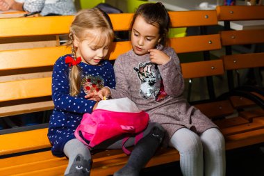 Çocuk renkli trambolinde atlıyor. Çocuklar için etkinlik ve oyun merkezi 