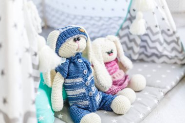 İki el yapımı tavşan oyuncağı. 