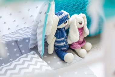 İki el yapımı tavşan oyuncağı. 