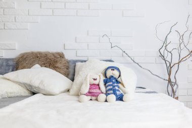 İki el yapımı tavşan oyuncağı. 