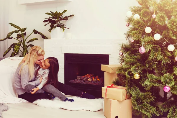 母と娘はクリスマスに一緒に幸せです クリスマス 幸福の概念 母と娘 クリスマスの家族だクリスマスを待ってる休日のインテリア — ストック写真
